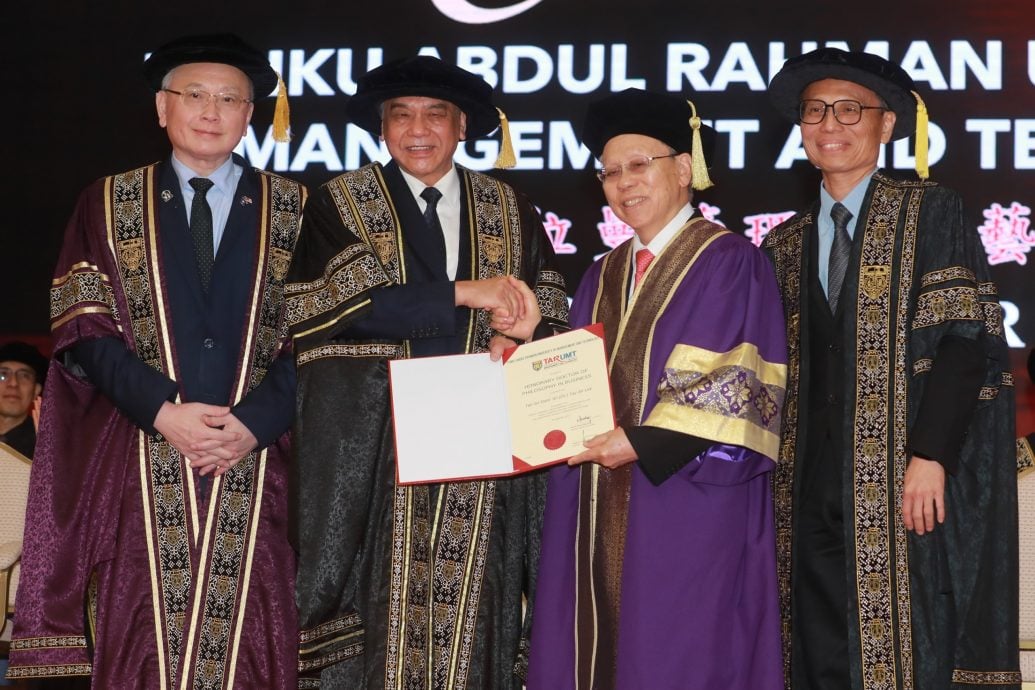 拉曼理工大学2025毕业典礼 黄家定郑亚历获颁荣誉博士