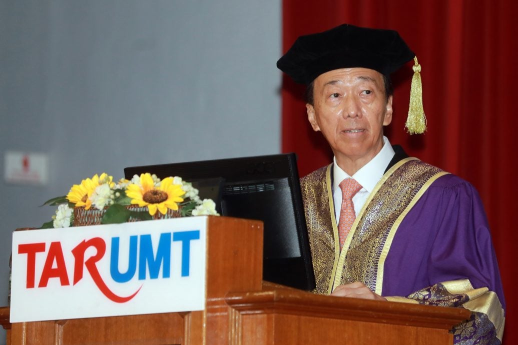 拉曼理工大学2025毕业典礼 黄家定郑亚历获颁荣誉博士