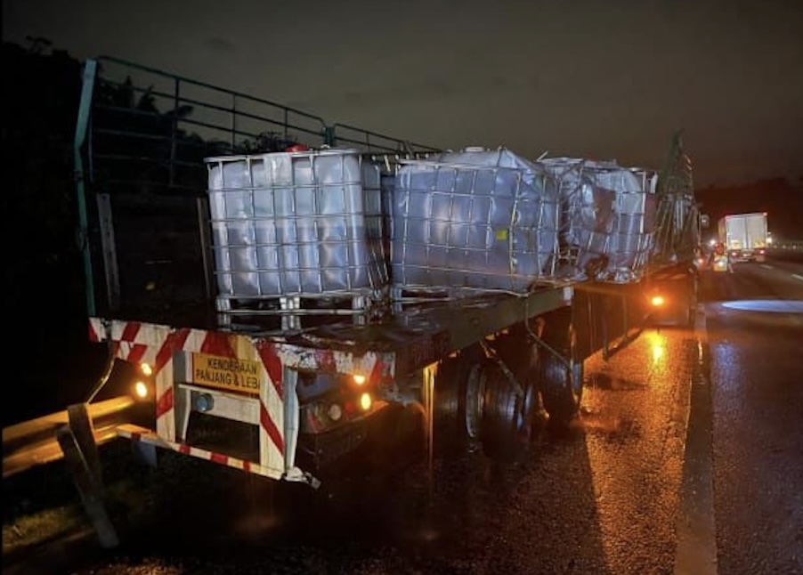 拖格罗里撞运油车 回收废油撒满路面