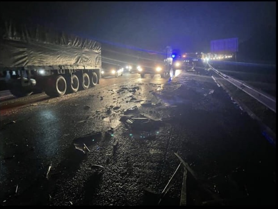 拖格罗里撞运油车 回收废油撒满路面