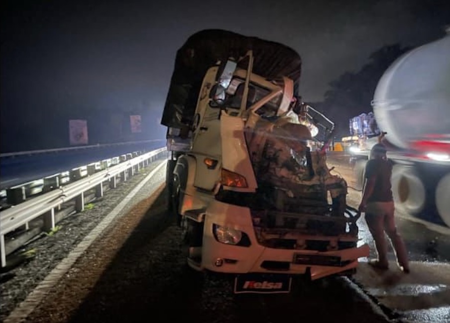 拖格罗里撞运油车 回收废油撒满路面