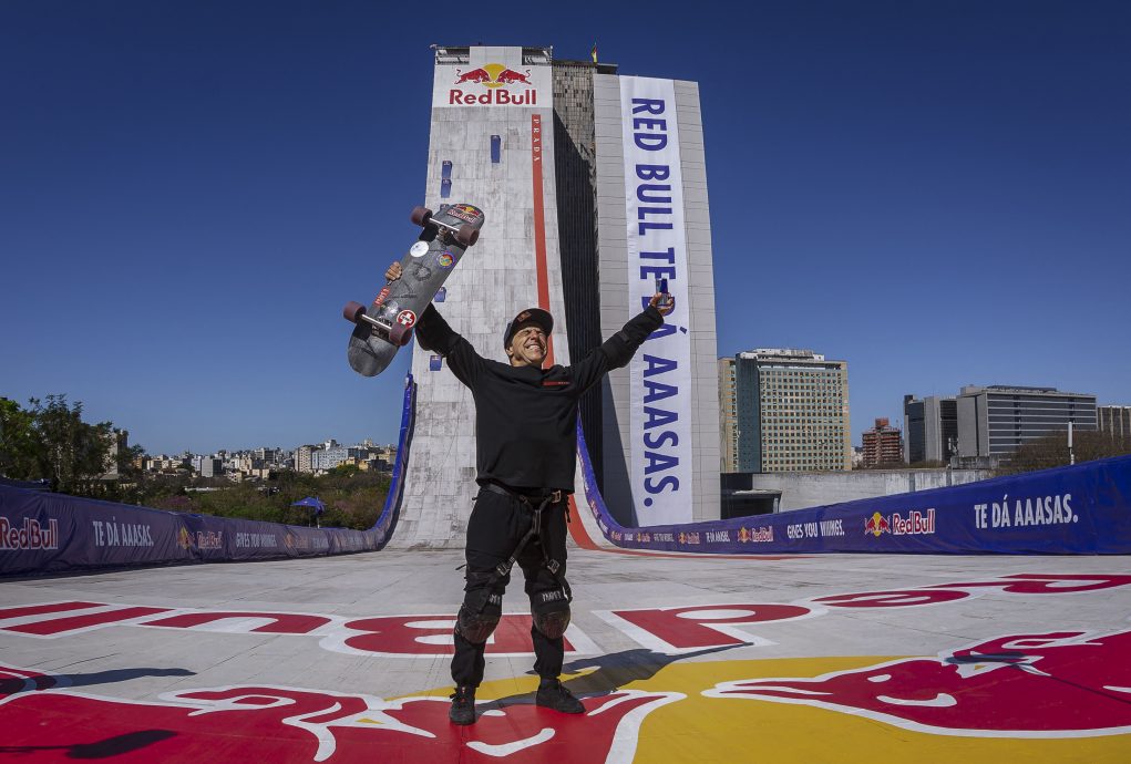 拚图三图)50岁巴西滑板选手征服22层高滑道 破两项健力士世界纪录