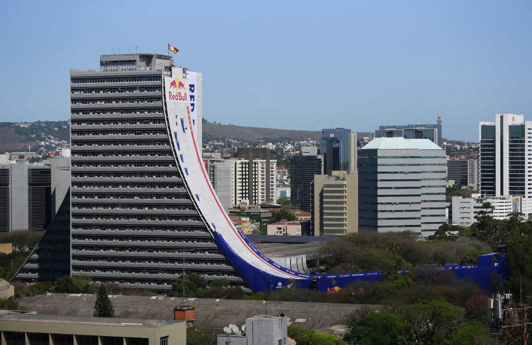 拚图三图)50岁巴西滑板选手征服22层高滑道　破两项健力士世界纪录