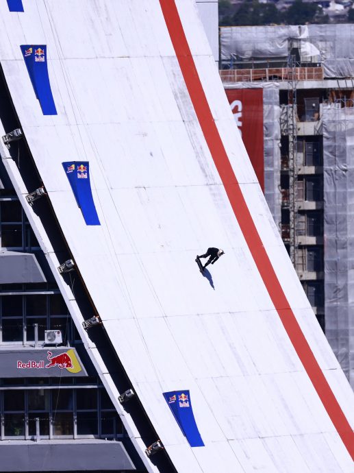 拚图三图)50岁巴西滑板选手征服22层高滑道　破两项健力士世界纪录