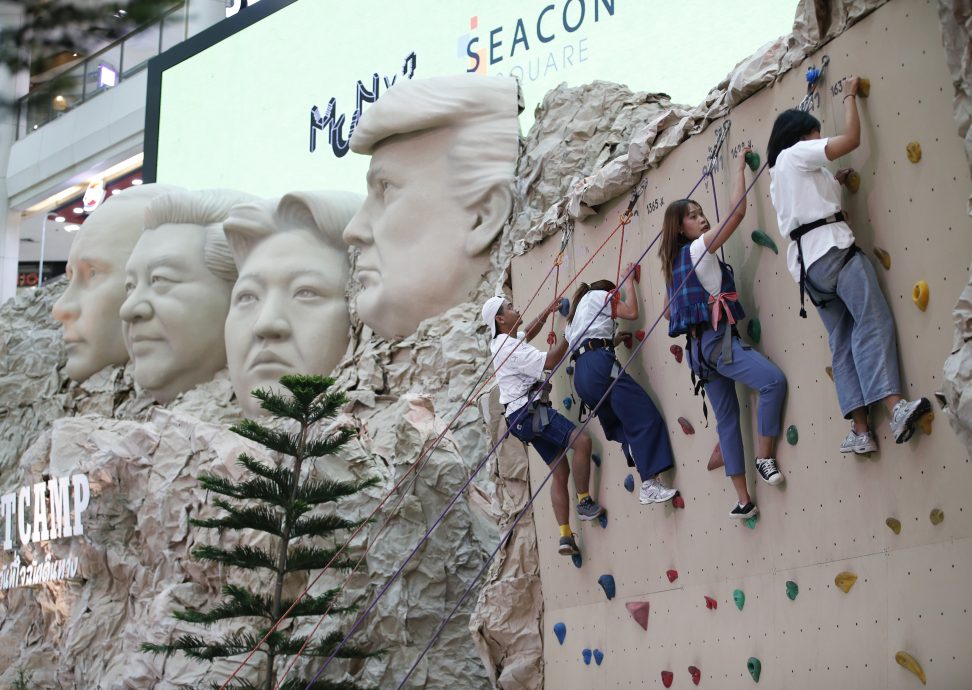 拚图三图)泰国商场仿刻拉什莫尔山:习近平特朗普普汀金正恩