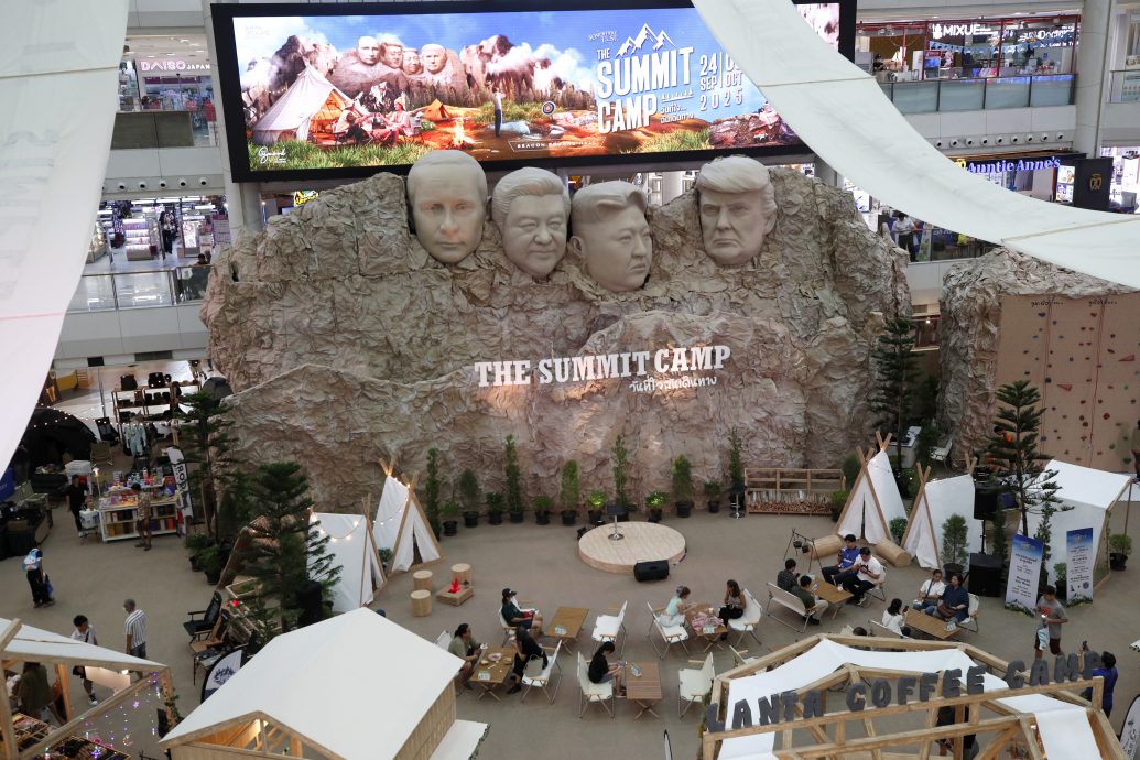 拚图三图)泰国商场仿刻拉什莫尔山:习近平特朗普普汀金正恩