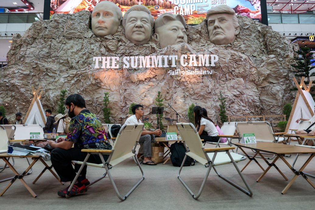 拚图三图)泰国商场仿刻拉什莫尔山:习近平特朗普普汀金正恩