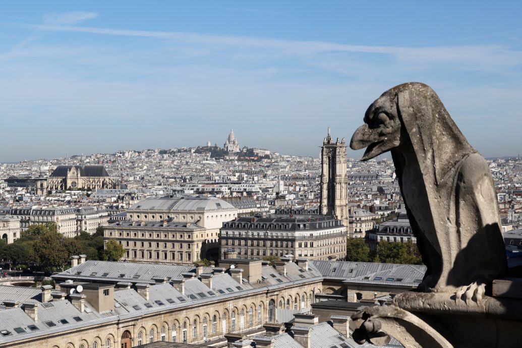 拚图两图)巴黎圣母院塔楼浴火6年后重开 攀424级台阶赏城市全景