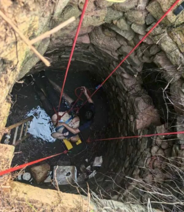 拚图两图)闽女堕废水井遭多蛇缠身   手抓井壁苦撑54小时获救