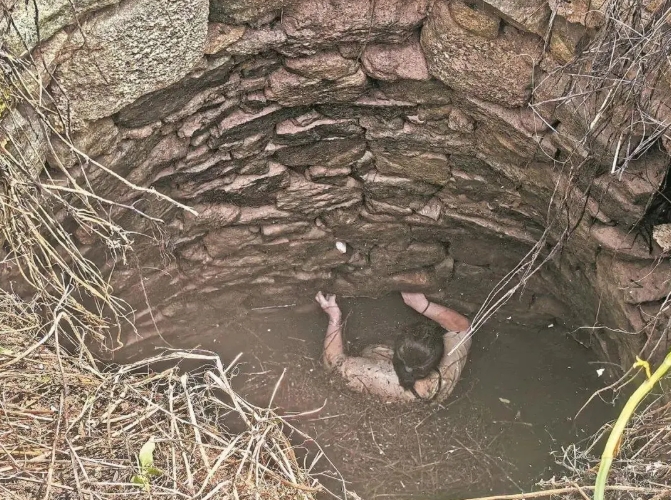 拚图两图)闽女堕废水井遭多蛇缠身   手抓井壁苦撑54小时获救