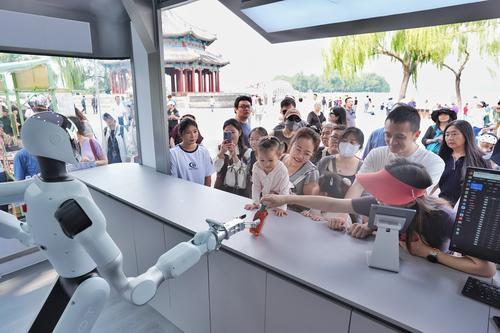 拚图两图,未签)北京颐和园:机器人“入职”零售店