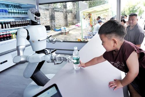 拚图两图,未签)北京颐和园:机器人“入职”零售店