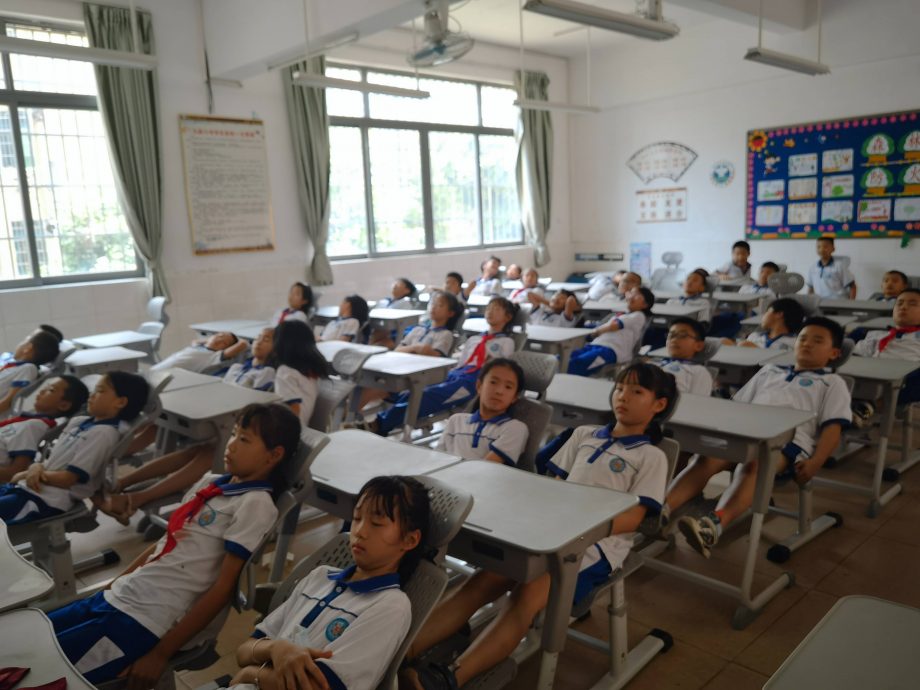 拚图)中国出台“午休课桌椅”国家标准 要求能坐能躺