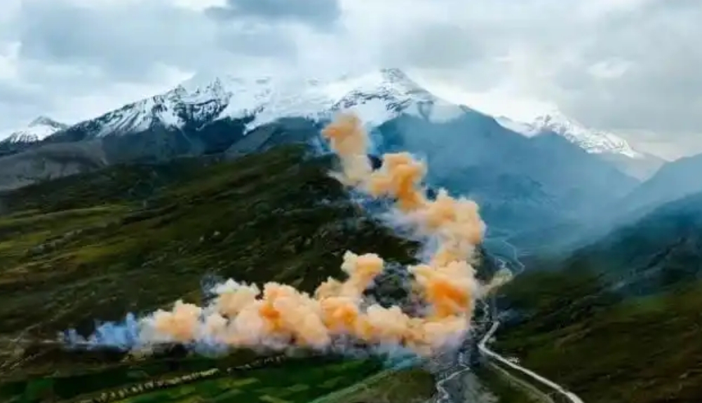 拚图)蔡国强在喜马拉雅山脉放烟花引争议 江孜县：毋须环评