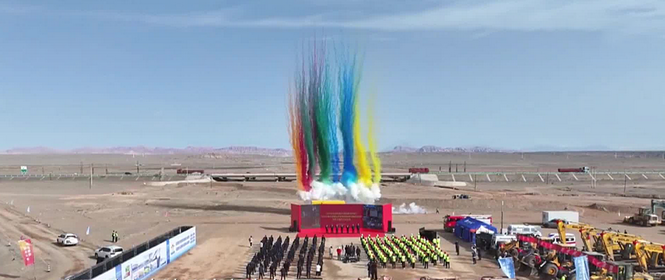 拚图)贯穿天山南北大动脉 新疆独库高速路开建