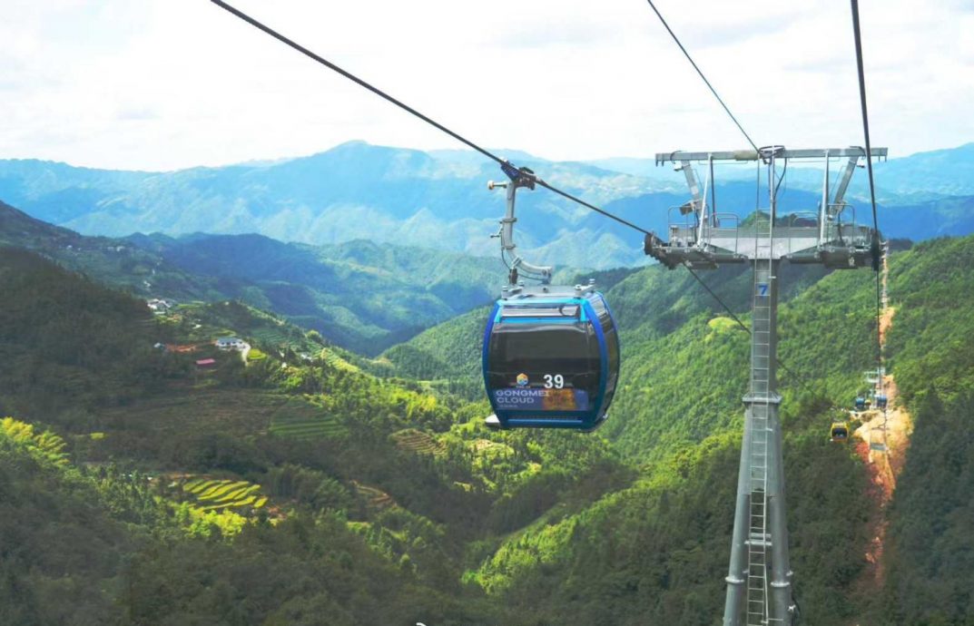 拚盘/7600公尺中国最长缆车在湖南开通