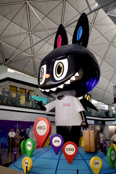 拼盘 3图 未签   7公尺高特别版“LABUBU”亮相香港国际机场