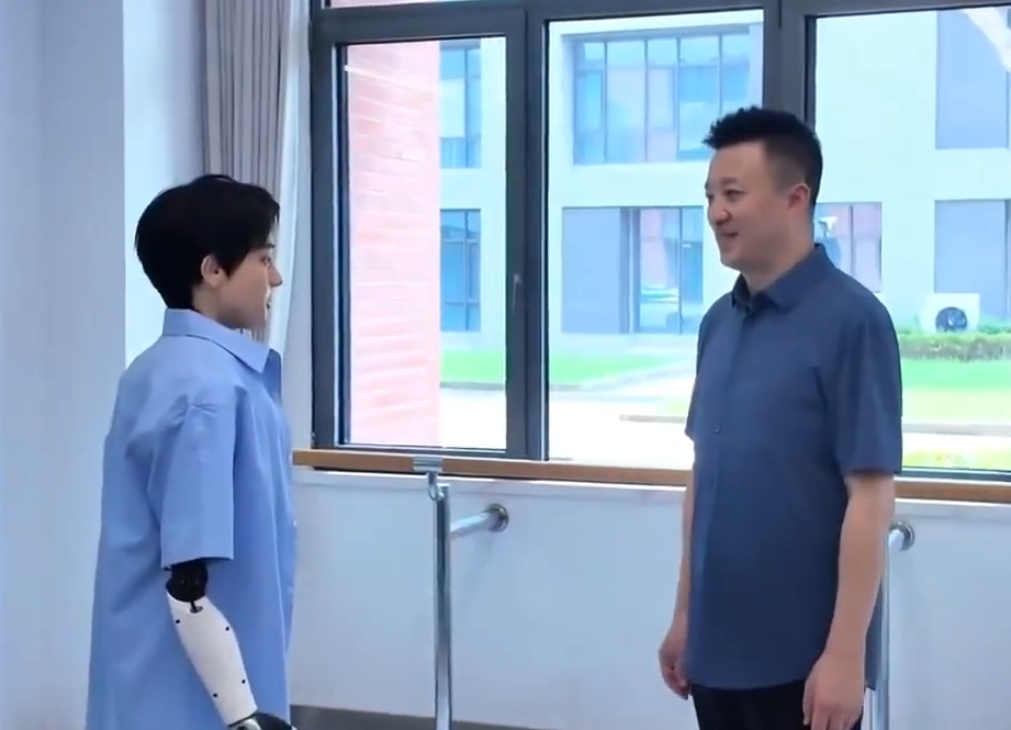 拼盘 中首位机器人博士生赴上戏报到 与央视主播灵活互动