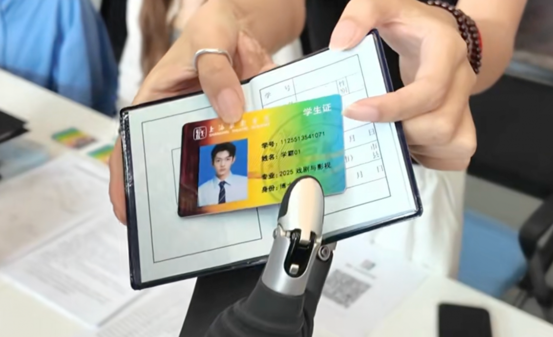 拼盘 中首位机器人博士生赴上戏报到 与央视主播灵活互动