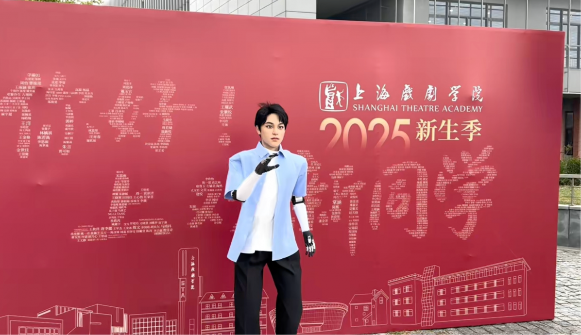 拼盘 中首位机器人博士生赴上戏报到 与央视主播灵活互动