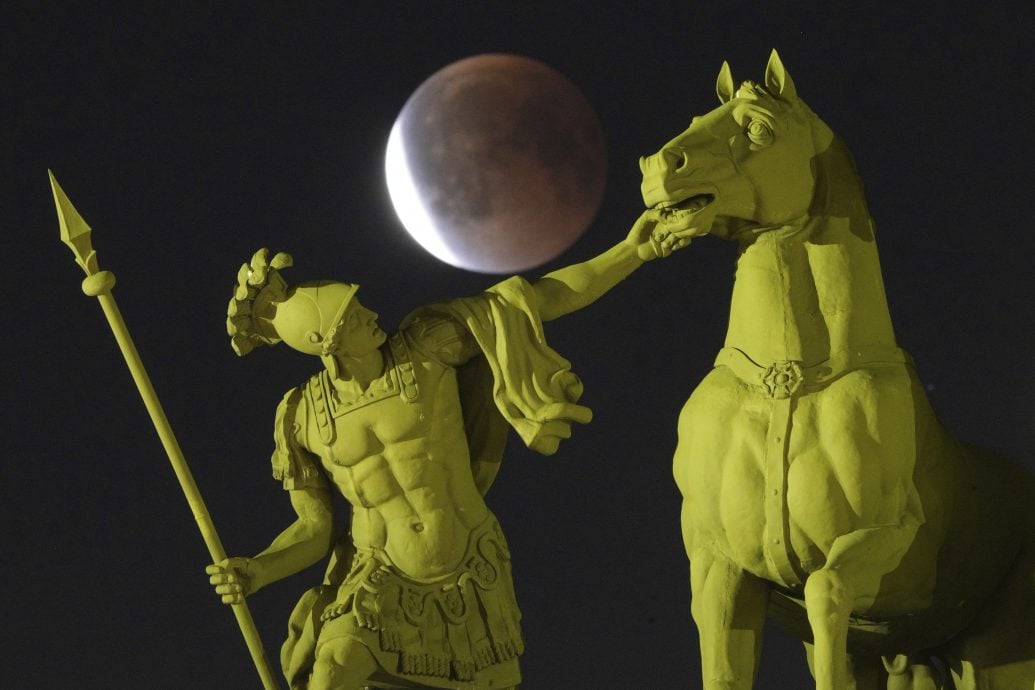 拼盘∕全球多地上演壮观月全食