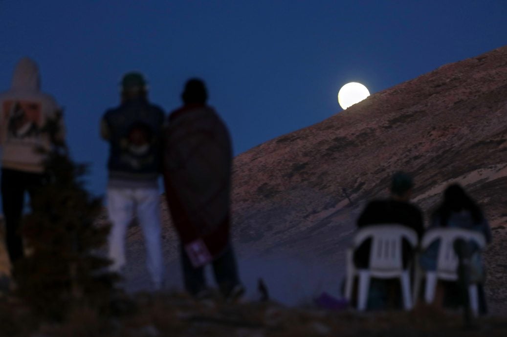 拼盘∕全球多地上演壮观月全食