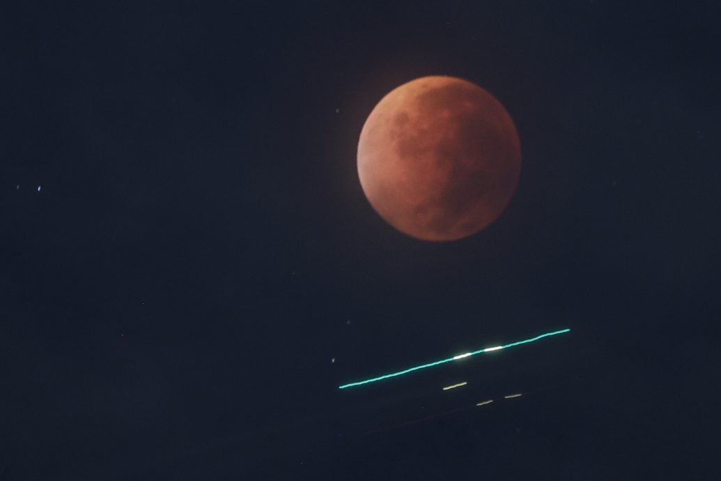 拼盘∕全球多地上演壮观月全食