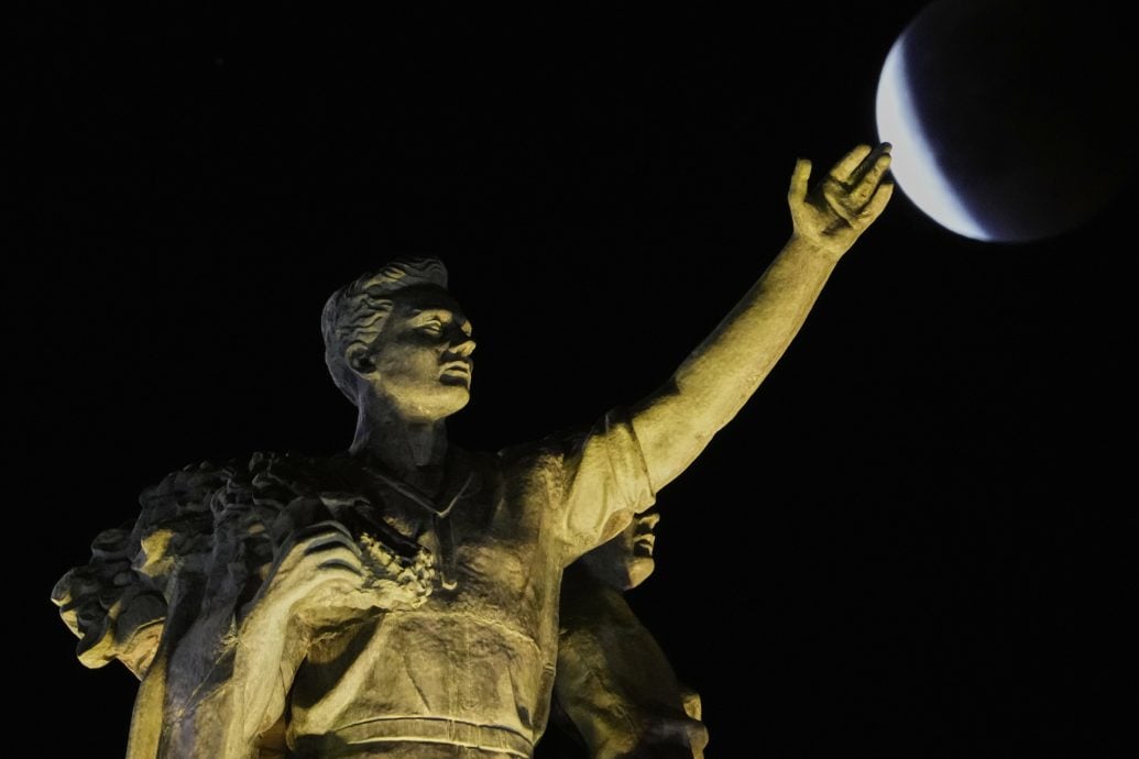 拼盘∕全球多地上演壮观月全食