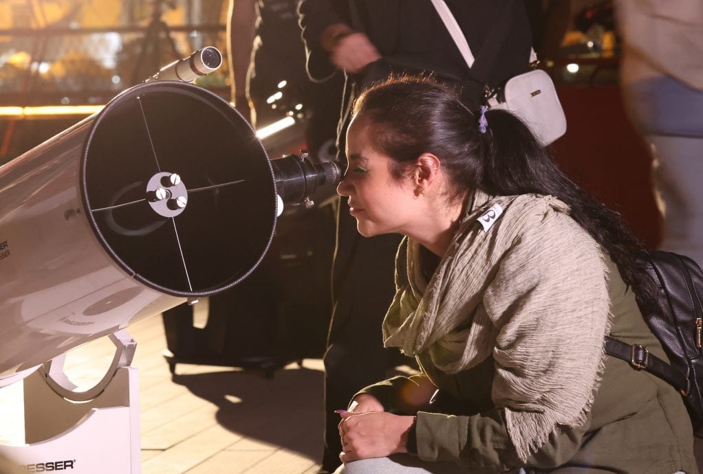 拼盘∕全球多地上演壮观月全食