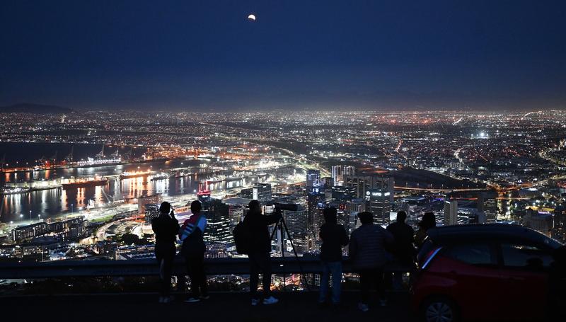 拼盘∕全球多地上演壮观月全食