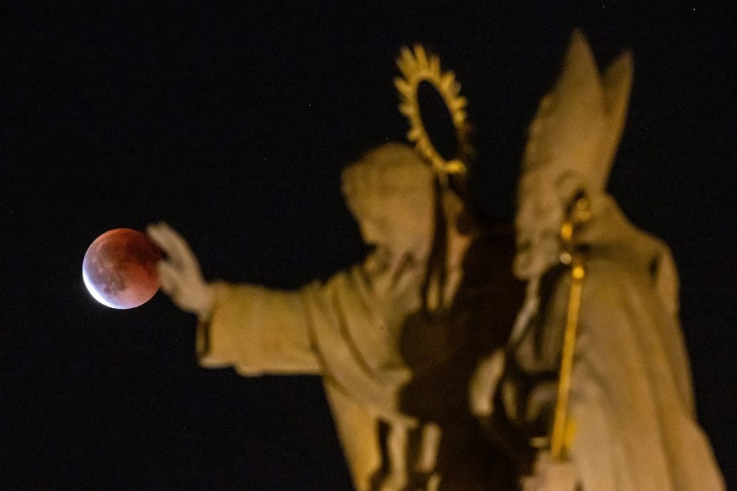 拼盘∕全球多地上演壮观月全食