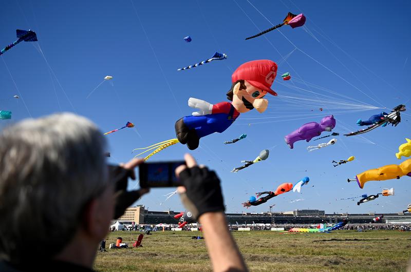拼盘∕德国柏林巨型风筝节 50公尺风筝飞天 吸引10万人观看