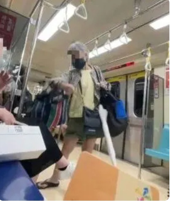 拿雨伞敲孕妇 笑女生是肥婆 被踹飞老妇竟是“捷运恶霸”!