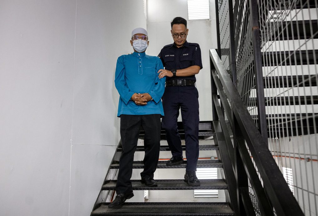 挪用3万清真寺津贴 前助理官被控16失信罪