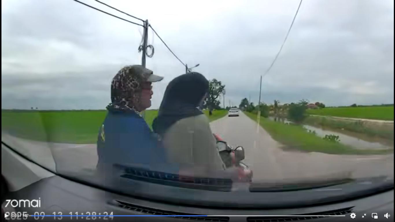 摩托车忽变道 婆孙被撞幸轻伤