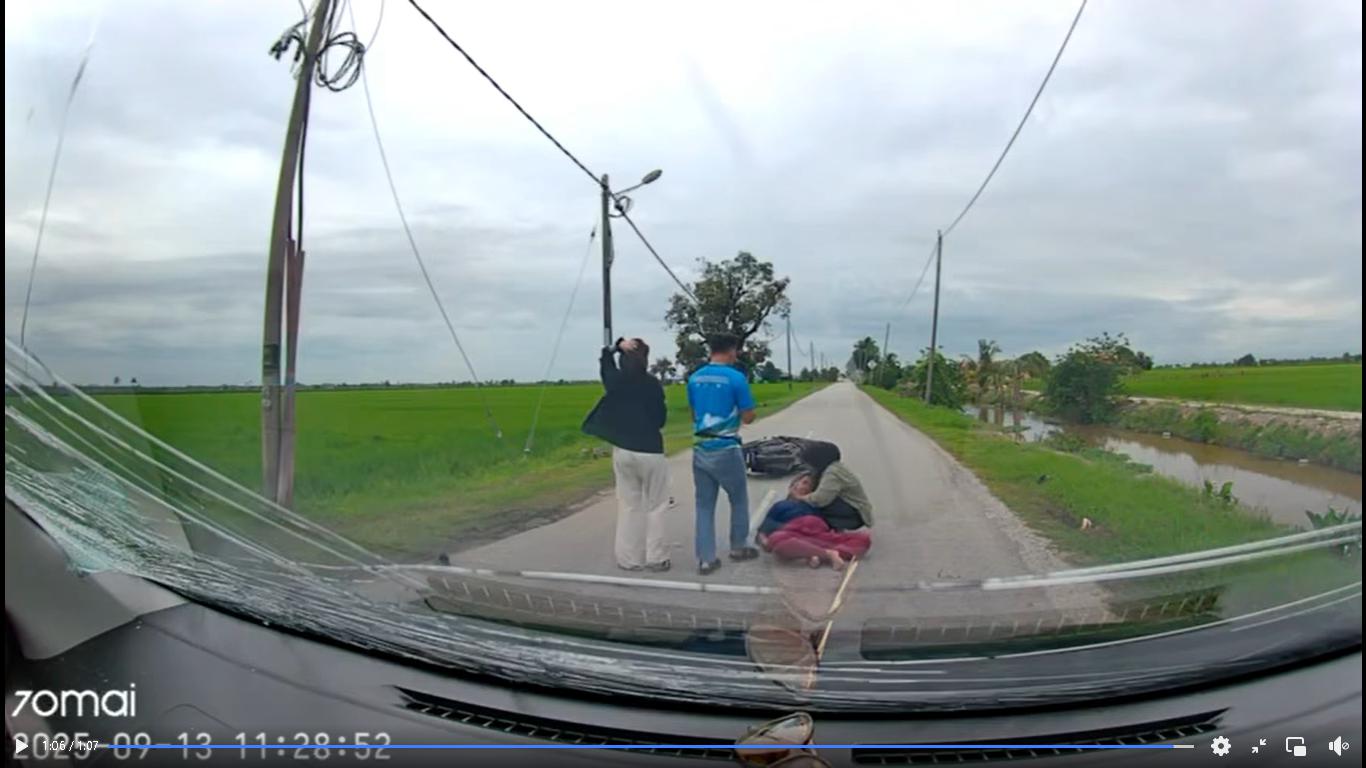 摩托车忽变道 婆孙被撞幸轻伤