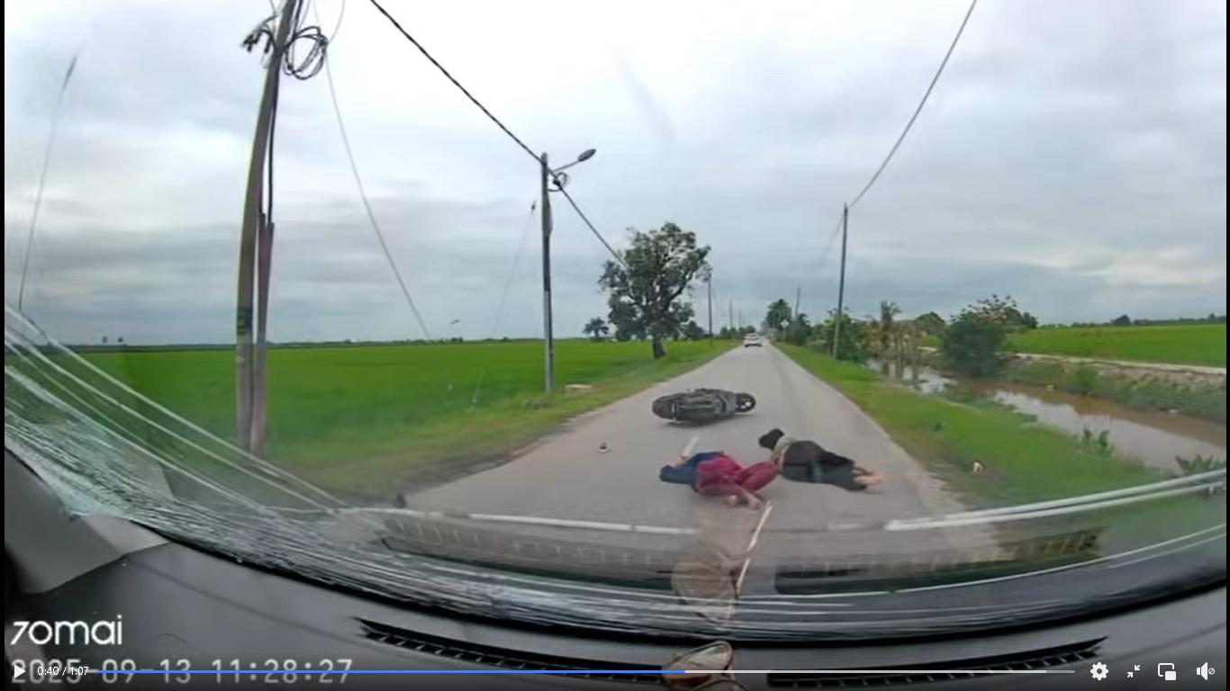 摩托车忽变道 婆孙被撞幸轻伤