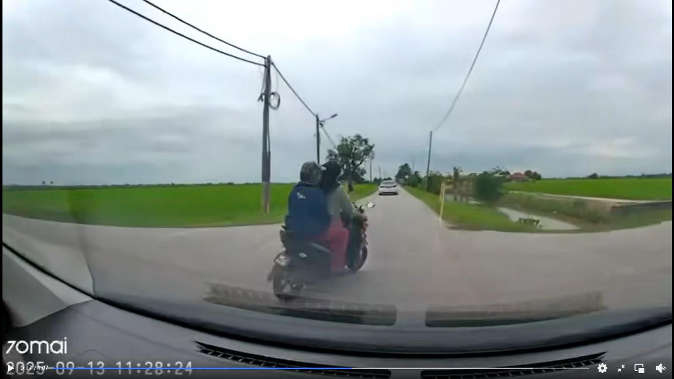 摩托车忽变道 婆孙被撞幸轻伤