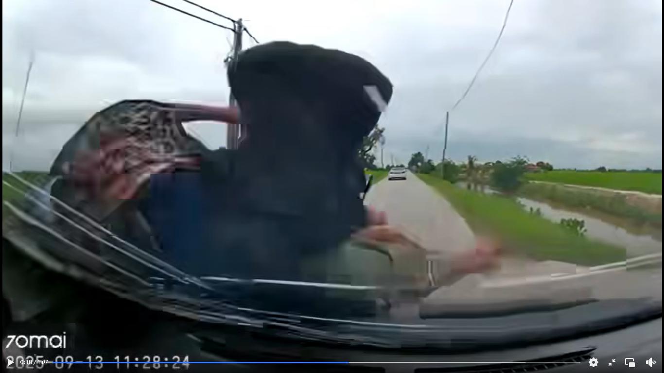 摩托车忽变道 婆孙被撞幸轻伤