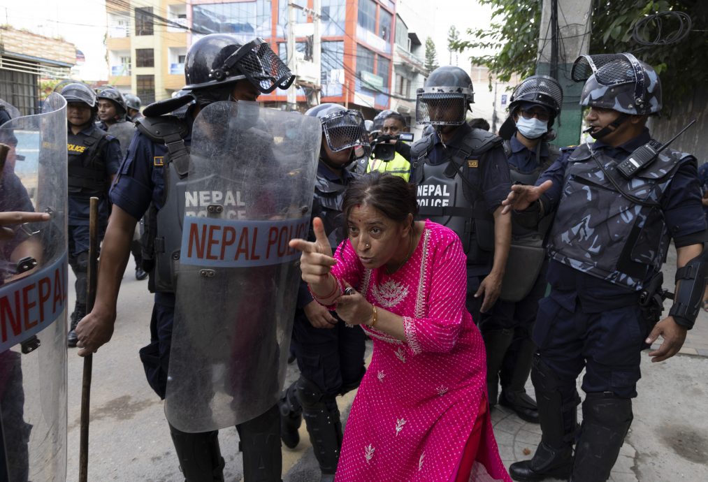 撤社媒禁令未能平民愤