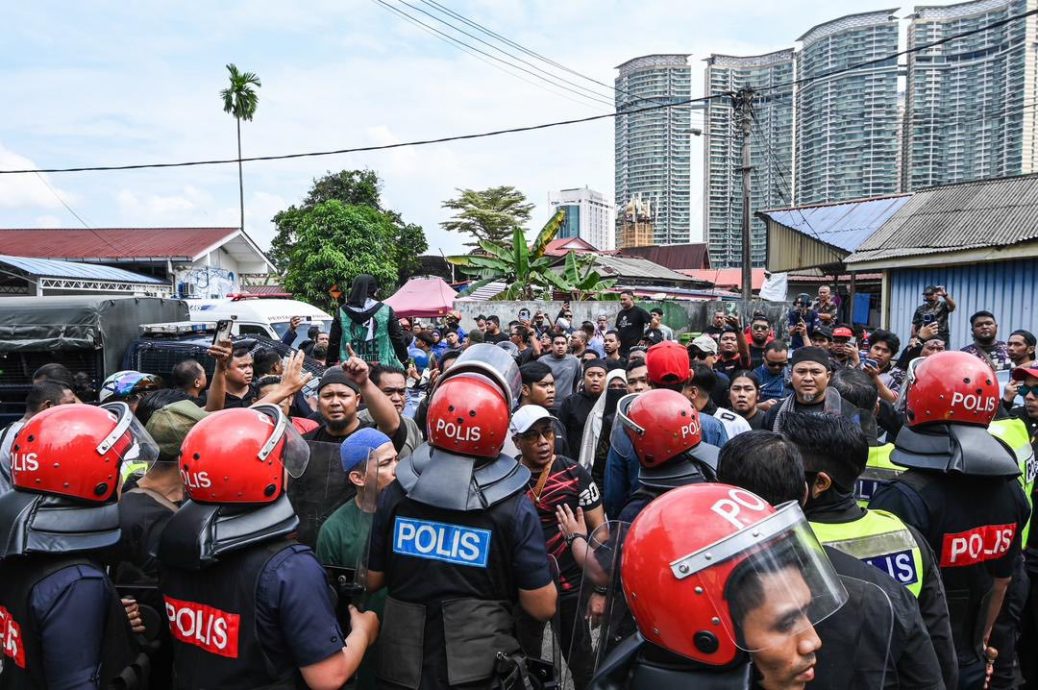 攻击警区主任头破血流 安华强烈谴责暴徒