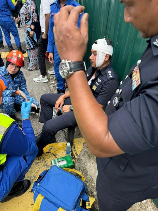 攻击警区主任头破血流 安华强烈谴责暴徒