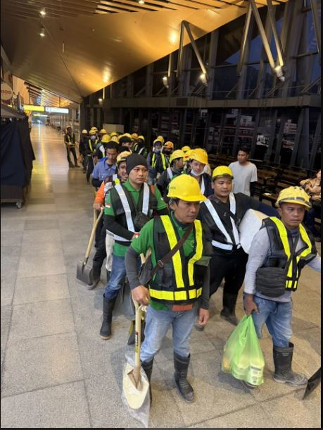 数万“铲子超人”涌入助重建灾区!印尼超人们出发了 网泪赞