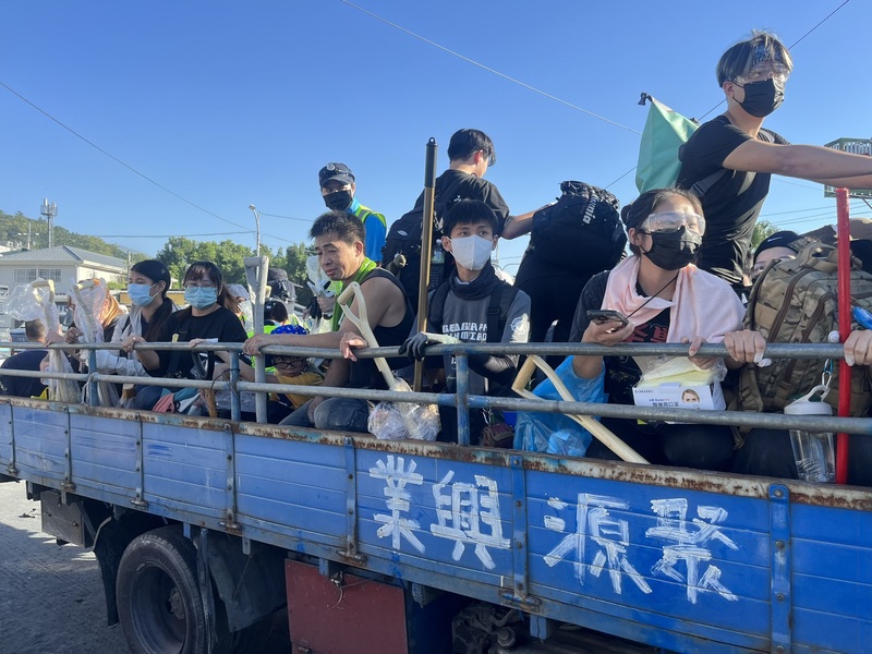 数万“铲子超人”涌入助重建灾区!印尼超人们出发了 网泪赞