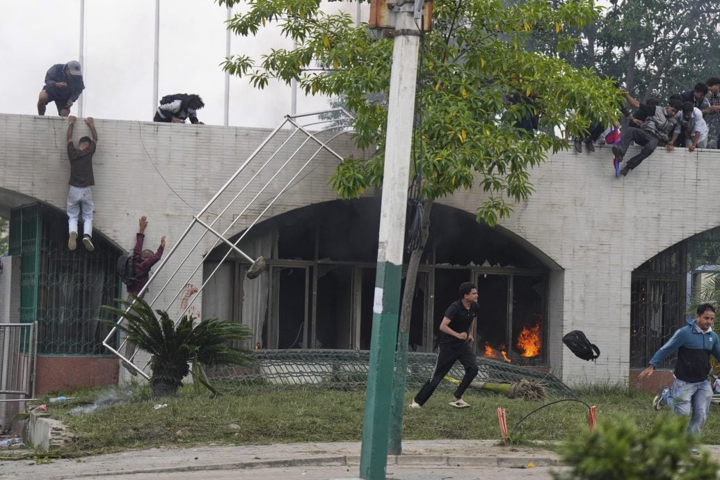 数千人抗议封禁社媒 警察发射水炮与催泪弹至少1死逾50伤