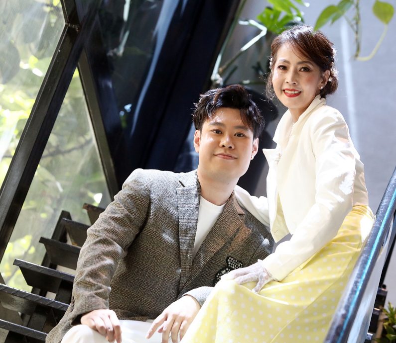 新歌亲自填词写母爱 刘珺儿出动全家拍MV