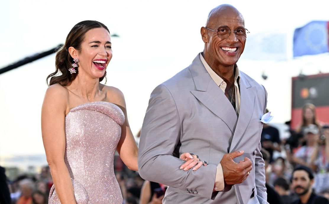 新片首映获15分钟掌声 道维强森爆哭鼻子通红