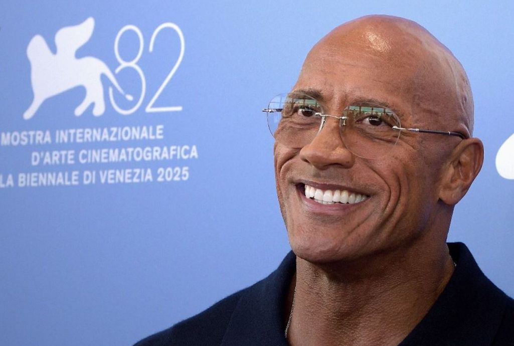 新片首映获15分钟掌声 道维强森爆哭鼻子通红