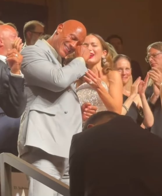 新片首映获15分钟掌声 道维强森爆哭鼻子通红