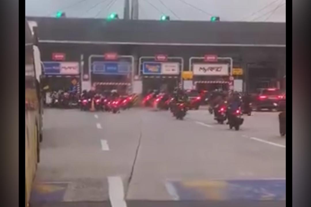 无视摩托专用通道 成群摩托擅闯收费站通道惹议